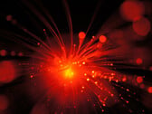 A frequência dos fótons usados pode ser transmitida por meio de uma rede de fibra óptica. (Imagem: pixabay/BarbaraJackson)