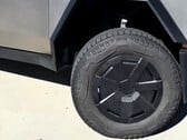 As capas de roda Cybertruck aero parecem ser uma solução razoável para as capas de roda Cyber com defeito que estavam danificando as paredes laterais dos pneus recentemente. (Fonte da imagem: Nic Cruz Patane on X)