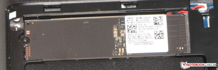 Um SSD NVMe serve como a unidade do sistema.