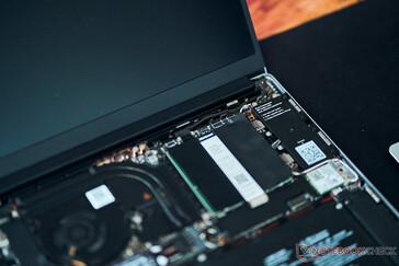 A moldura da tela se prende à estrutura do laptop magneticamente, em vez de com cola, como na maioria dos outros designs, para facilitar a substituição do painel