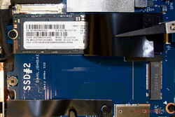 Samsung PM9A1 e um slot SSD gratuito
