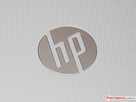 Um logotipo HP prateado...
