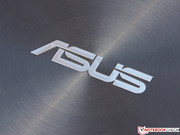 O logotipo da Asus no alumínio escovado: