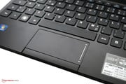O touchpad está suficientemente dimensionado e possui boas propriedades de deslizamento.