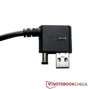 Tanto a porta USB 3.0 como o adaptador de força são necessários para o Power Media Dock.