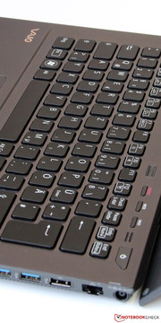 O teclado apresenta um deslocamento claro.