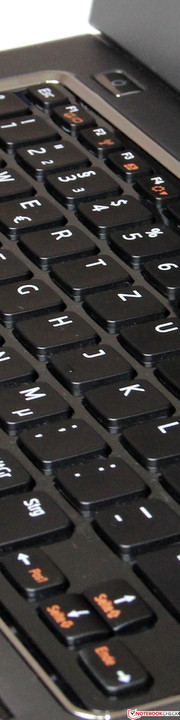 Infelizmente, o teclado recua intensamente à direita, o qual, afeta um pouco a sensação de digitação.