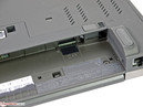 O slot SIM para o módulo WWAN está localizado no compartimento da bateria.