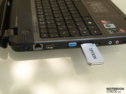Uma coisa é certa: Não deverá utilizar dispositivos USB amplos neste aparelho.