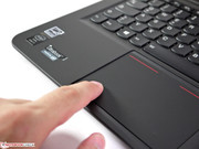 O touchpad pode ser pressionado e também aloja os botões de entrada.