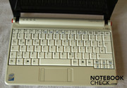 O teclado também é branco, algumas teclas são bem pequenas, mas o layout é padrão.