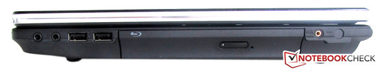 Direita: porta Subwoofer, Blu-Ray drive, 2 USB 2.0, 2 áudios