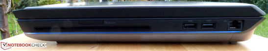 Lado direito: Blu-ray drive, leitor de cartões, 2x USB 3.0, RJ-45 Gigabit LAN