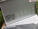 do Iconia W700, mas um case-teclado de plástico em prateado (W700 = transparente).