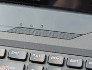 Os alto falantes estão localizados acima do teclado, do lado dos LEDs de status.