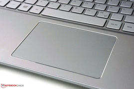 Touchpad amplo com botões de mouse integrados.