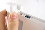 Ao pressionar o botão de liberação, um deslizador pode ser puxado e a bateria pode ser conectada.