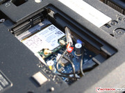 Justo acima do compartimento da placa de wifi (Mini PCIe) pode-se inserir um módulo 3G-UMTS (PCIe Tamanho Completo).