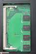 Um banco de memória principal está disponível. A Asus soldou 4 GB de memória principal na placa mãe.