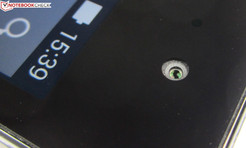 Webcam com sensor de 2 MP (1600x1200 pixels)