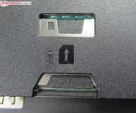 ...e o slot para Micro-SIMs também são acessíveis .