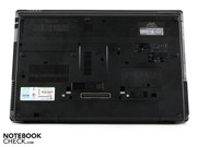 O que o ProBook 6555b oferece é uma abundância de conexões incluindo docking- e uma porta para divisão de bateria no lado inferior.