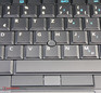 O teclado com teclas grandes e emborrachadas com um bom deslocamento.
