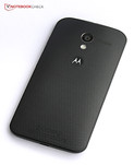 A Motorola deseja um lugar na gama média com uma traseira curva e emborrachada, e recursos inovadores.