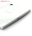 No entanto, o Xperia Z2 não é um smartphone para exteriores, as superfícies de vidro são muito frágeis para isso.