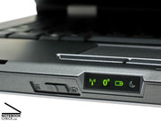 Existe um botão bluetooth e um WLAN... Existe um botão bluetooth e um WLAN...