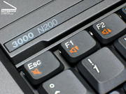 O teclado é sólido, mas a disposição é invulgar. O teclado é sólido, mas a disposição é invulgar.