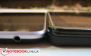 O Nexus 7 (esquerda) é marginalmente mais fino que o Kindle Fire (direita)