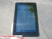 O Kindle Fire sob a luz direta do sol. A visibilidade em exteriores é similar entre os dois tablets