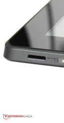 Devido a que o slot micro SD está localizado no lado inferior do tablet, quando o tablet e dock são conectados, todo o aparelho deve ser levantado para acessar o slot.
