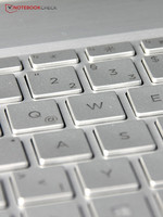 O teclado tem teclas grandes e retro-iluminação.