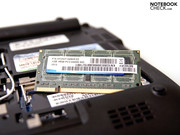 A RAM consiste num módulo de 1 GB da Hynix e pode ser encontrada debaixo da segunda cobertura