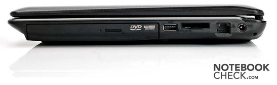 Lado Direito: Drive Ótico, 1x USB 2.0, Leitor de Cartões 4-em-1 (MC/SD/Memory Stick (Pro)), LAN, Conector de Força