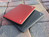 O ThinkPad Edge E145 está disponível com uma tampa vermelha ou preta.