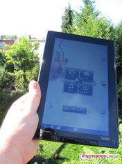 O tablet Lenovo usado em exteriores.