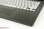 Touchpad liso com perímetro cromado com visual similar ao Samsung ATIV 9