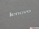 Mas a Lenovo adiciona um teclado-case na caixa.