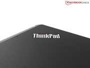O logotipo ThinkPad e superfícies plásticas emborrachadas...