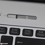 Um botão Eco está do lado do botão interruptor. Ele reduz a necessidade de energia do portátil.