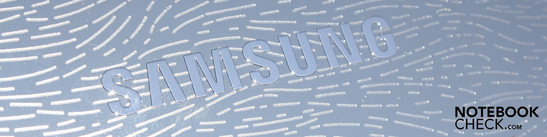Samsung NP-NC210-A01DE: Pequeno portátil prata mate com dois corações atômicos