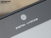 Os detalhes das conexões, bem como a webcam têm um design reservado.
