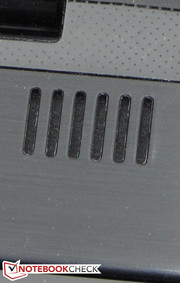 Os alto falantes estão localizados acima do teclado.