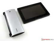 O Tablet P é menor que o BlackBerry PlayBook de 7 polegadas quando é dobrado.