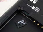 Compartimento MicroSD do lado da bateria