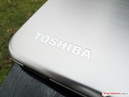 A Toshiba usou alumínio escovado.