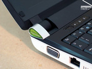Um total de 3 portas USB, uma saída VGA e conexões para microfone e fones de ouvido são encontradas no case do Aspire One D150.